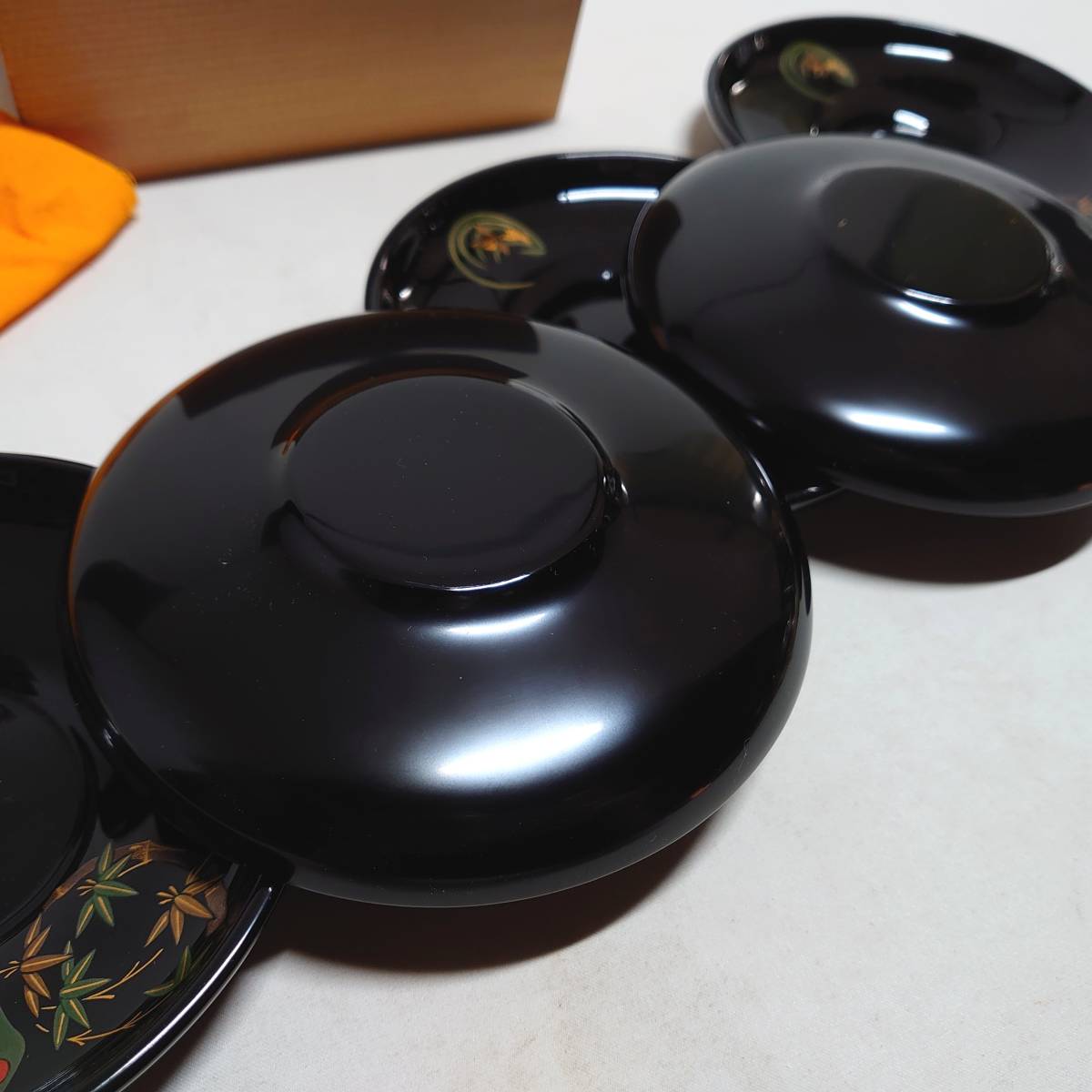 茶托 5客1組 輪島塗の塗師屋 折鶴蒔絵 242,000円（税込） 四季草花蒔絵