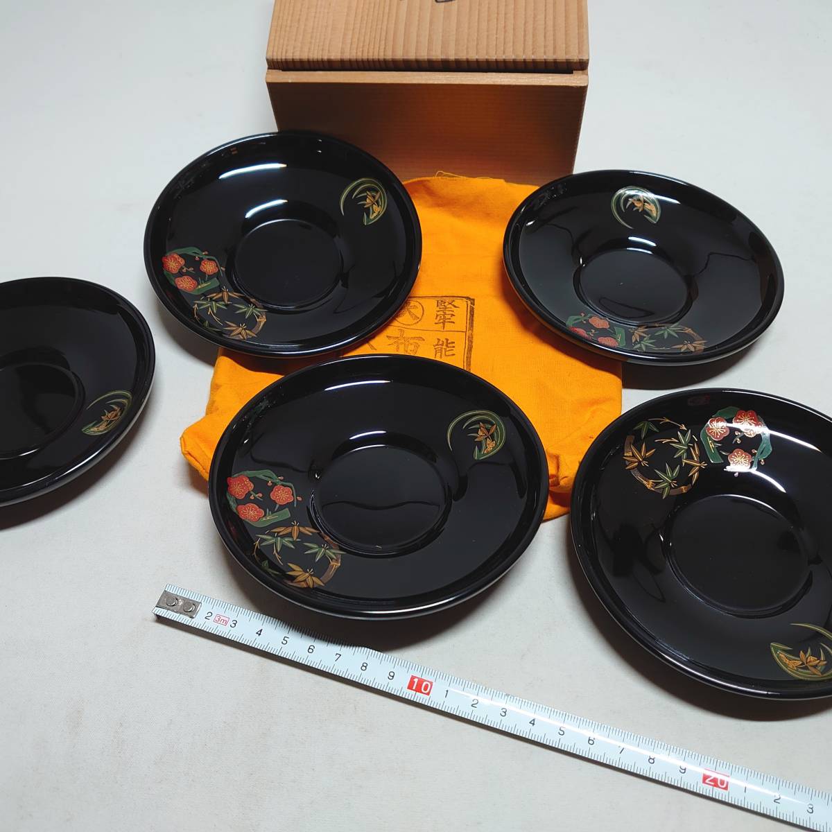 茶托 5客1組 輪島塗の塗師屋 折鶴蒔絵 242,000円（税込） 四季草花蒔絵