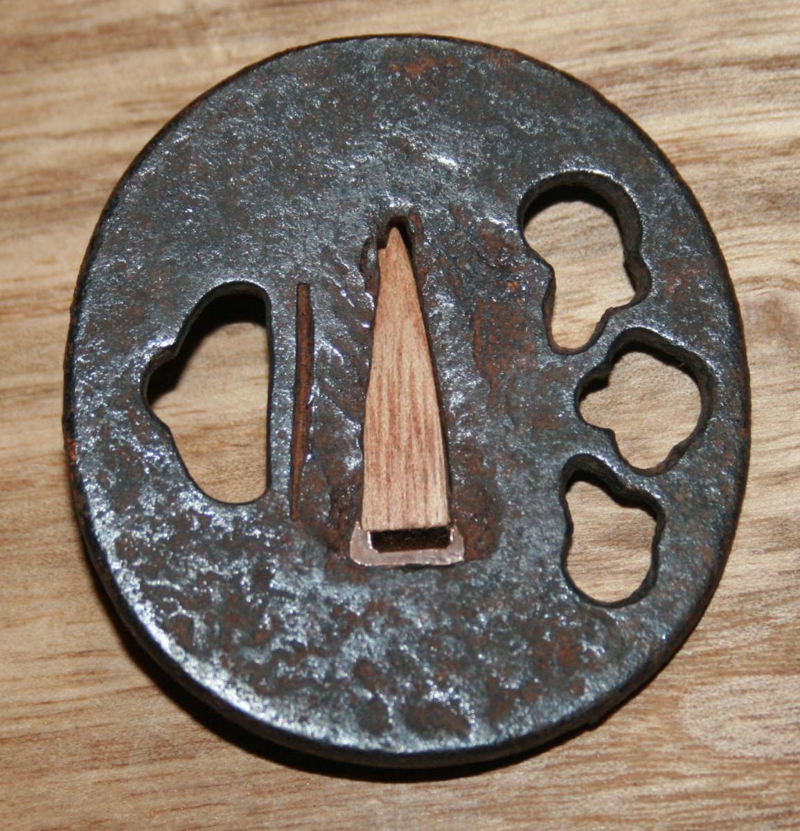刀装具 （鍔） 鉄地 鉄鍔 甲冑師 鍔 ≪A級≫ 無櫃 軍配透かし 桃山時代