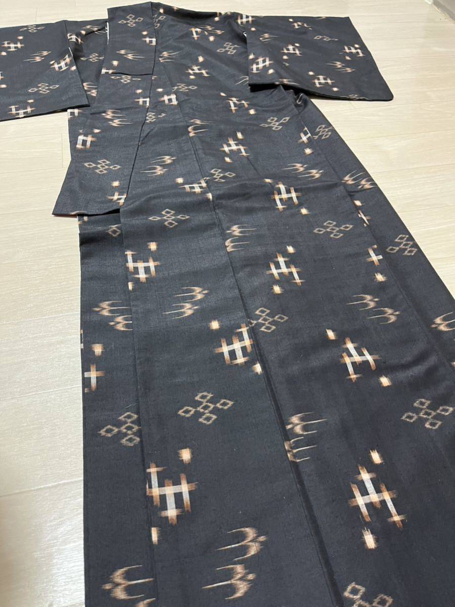 本年最初の高級品コレクションを開催いたします！未使用・しつけ付き！伝統的工芸品　本場縞大島紬 染めの花鳥総柄が素晴らしい作品