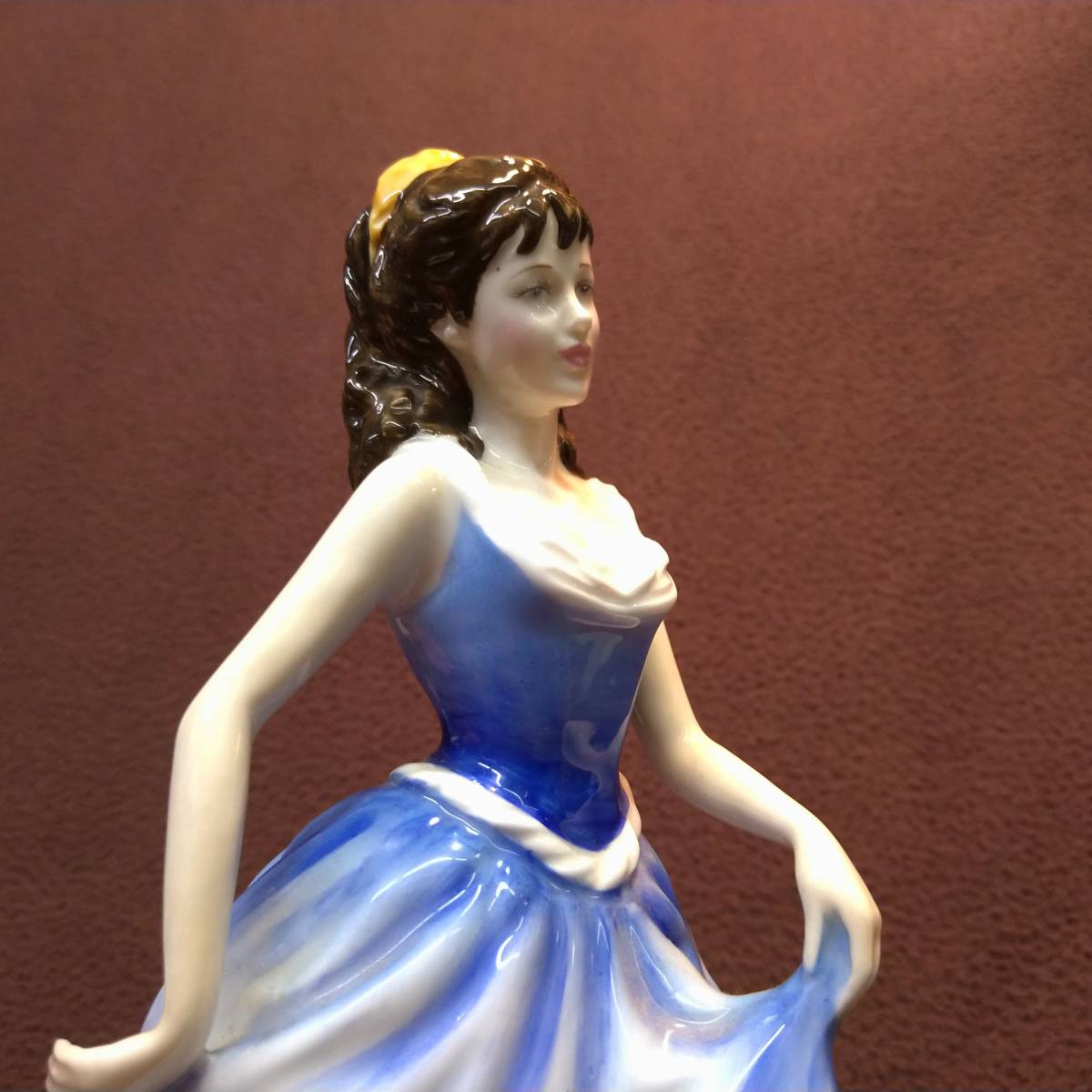 ロイヤルドルトン陶器ドールフィギュリン人形超美品ブルーのドレス