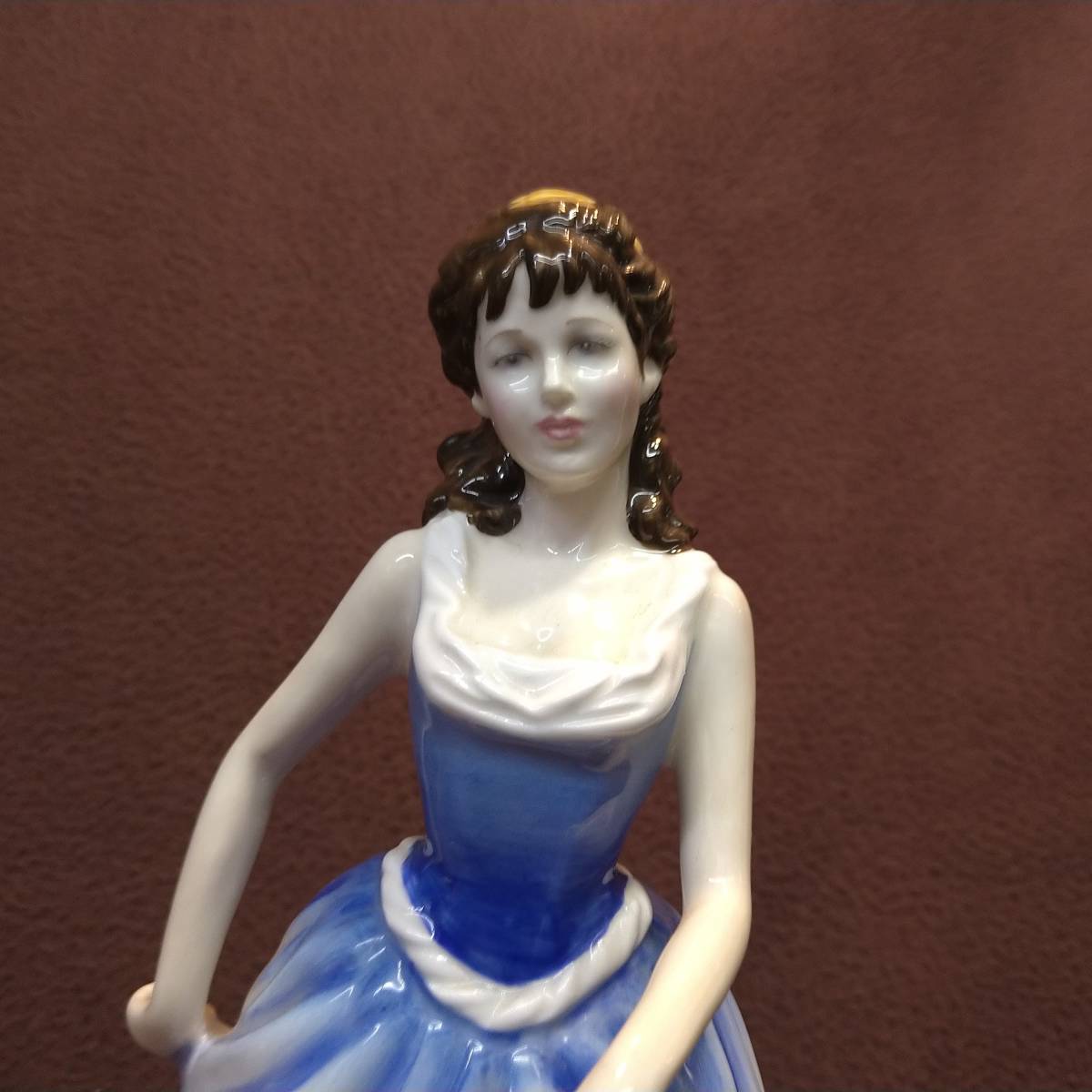 めC ロイヤル・ドルトン フィギュリン 磁器人形 女の子 青い ドレス 
