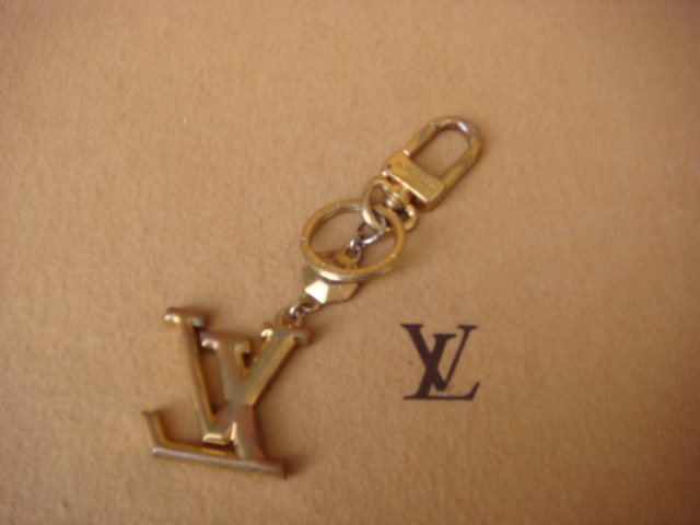ルイヴィトン イニシャル LV キーリング キーホルダー チャーム ルイ