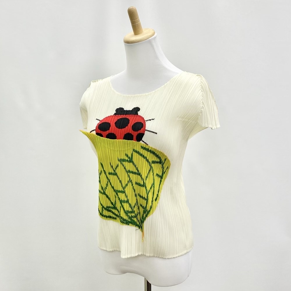 【限定SALE，人気セール】 ◆PLEATS PLEASE プリーツプリーズ ノースリーブカットソー 3◆ ベージュ レディース テントウ虫柄 トップス イッセイミヤケ KA1011
