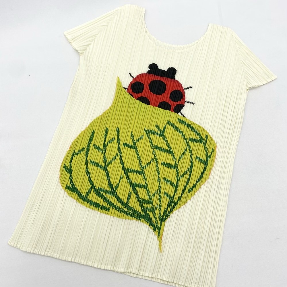 【限定SALE，人気セール】 ◆PLEATS PLEASE プリーツプリーズ ノースリーブカットソー 3◆ ベージュ レディース テントウ虫柄 トップス イッセイミヤケ KA1011
