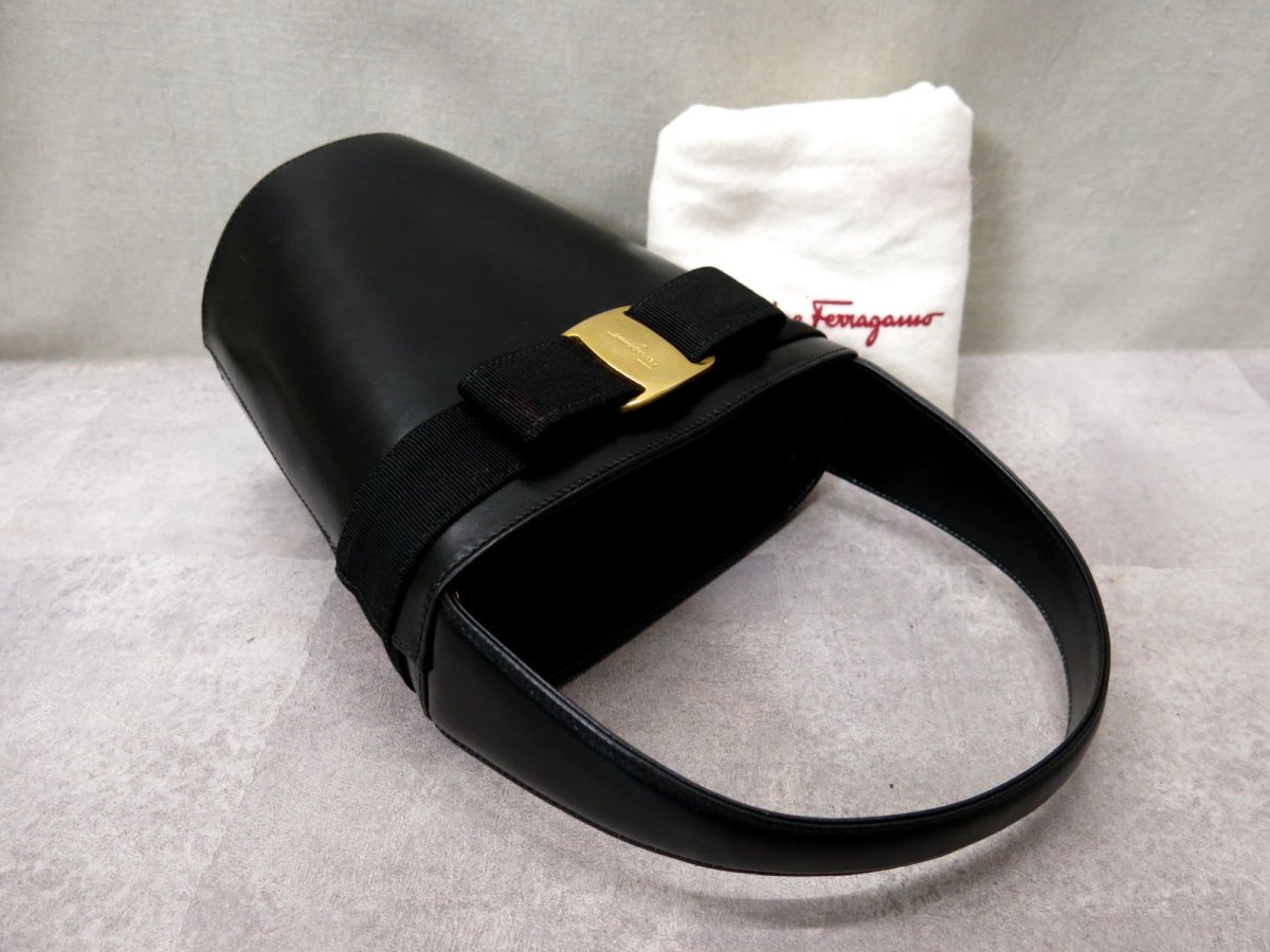 ○超美品○Salvatore Ferragamo フェラガモ○ヴァラ○リボン○カーフ 