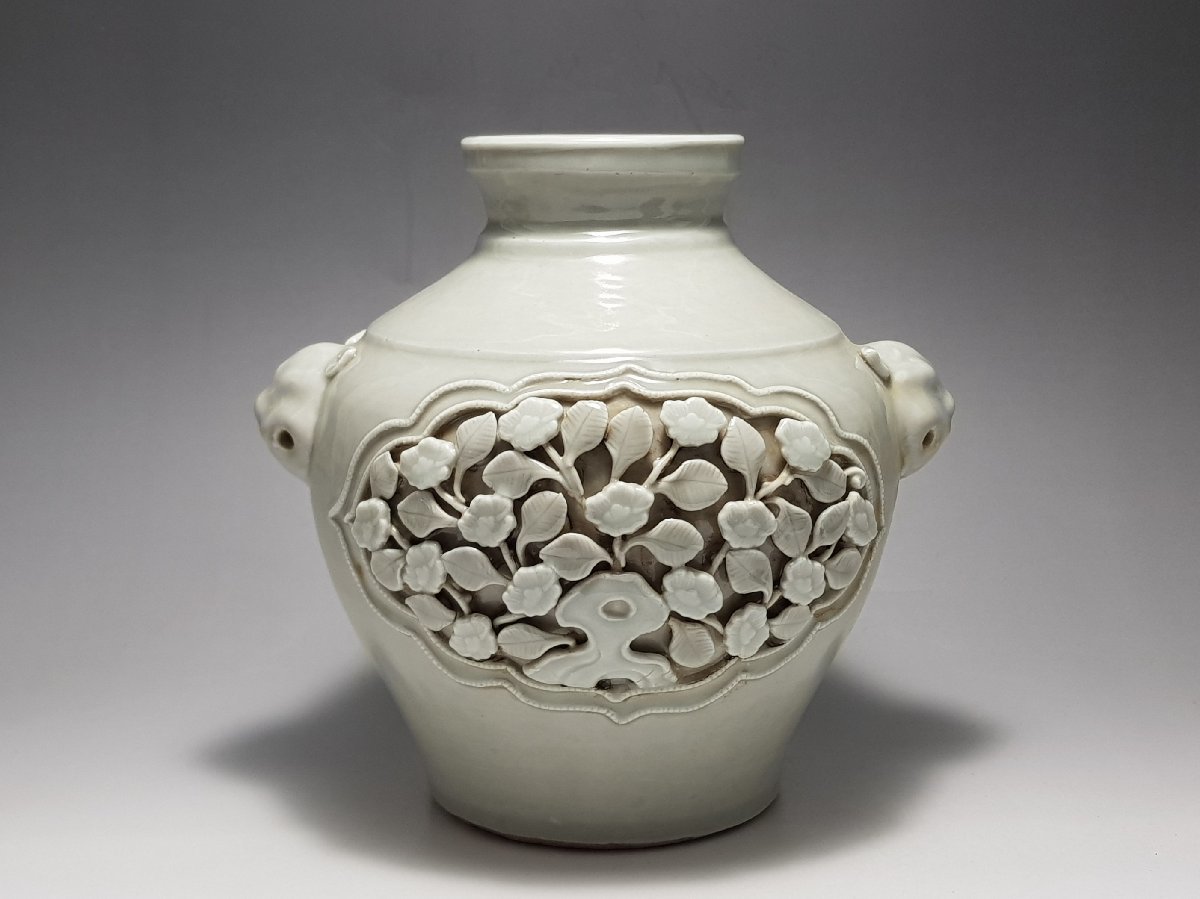 白磁 陽刻 花文 両耳 壺 時代唐物 高さ約19cm / 花瓶 飾
