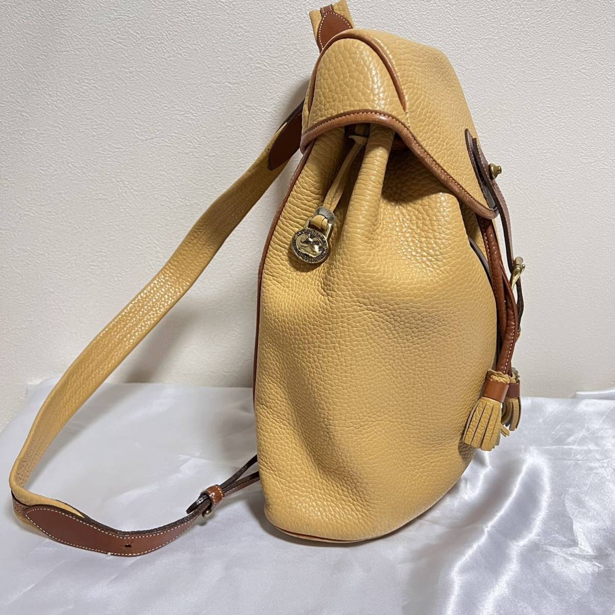 DOONEY&BOURKE リュック 巾着型 イエロー チャーム付き ドゥーニー 