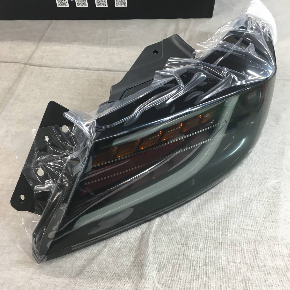 未使用品 訳あり AVEST フルLED テールランプ スモーク 適合車種 GR86 