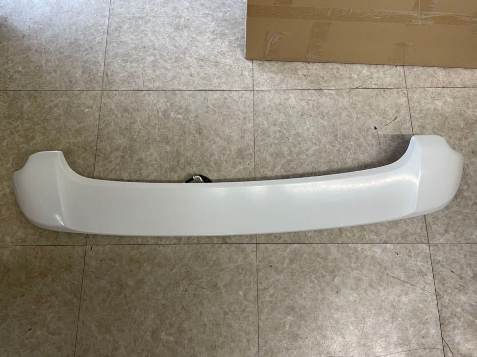 ヴォクシー VOXY(ZRR70W/ZRR75W系)用 純正リヤスポイラー 純正ルーフスポイラー パール76085-28150リアスポイラー リアウイング 