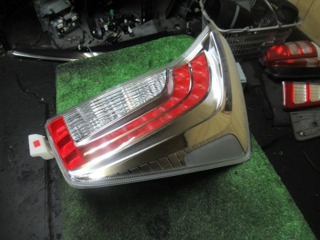 A02580-C)プリウス（ZVW30）後期型☆純正☆右テールランプ☆STANLEY 47
