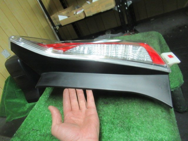 A02580-C)プリウス（ZVW30）後期型☆純正☆右テールランプ☆STANLEY 47