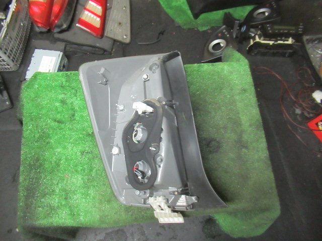 A02580-C)プリウス（ZVW30）後期型☆純正☆右テールランプ☆STANLEY 47