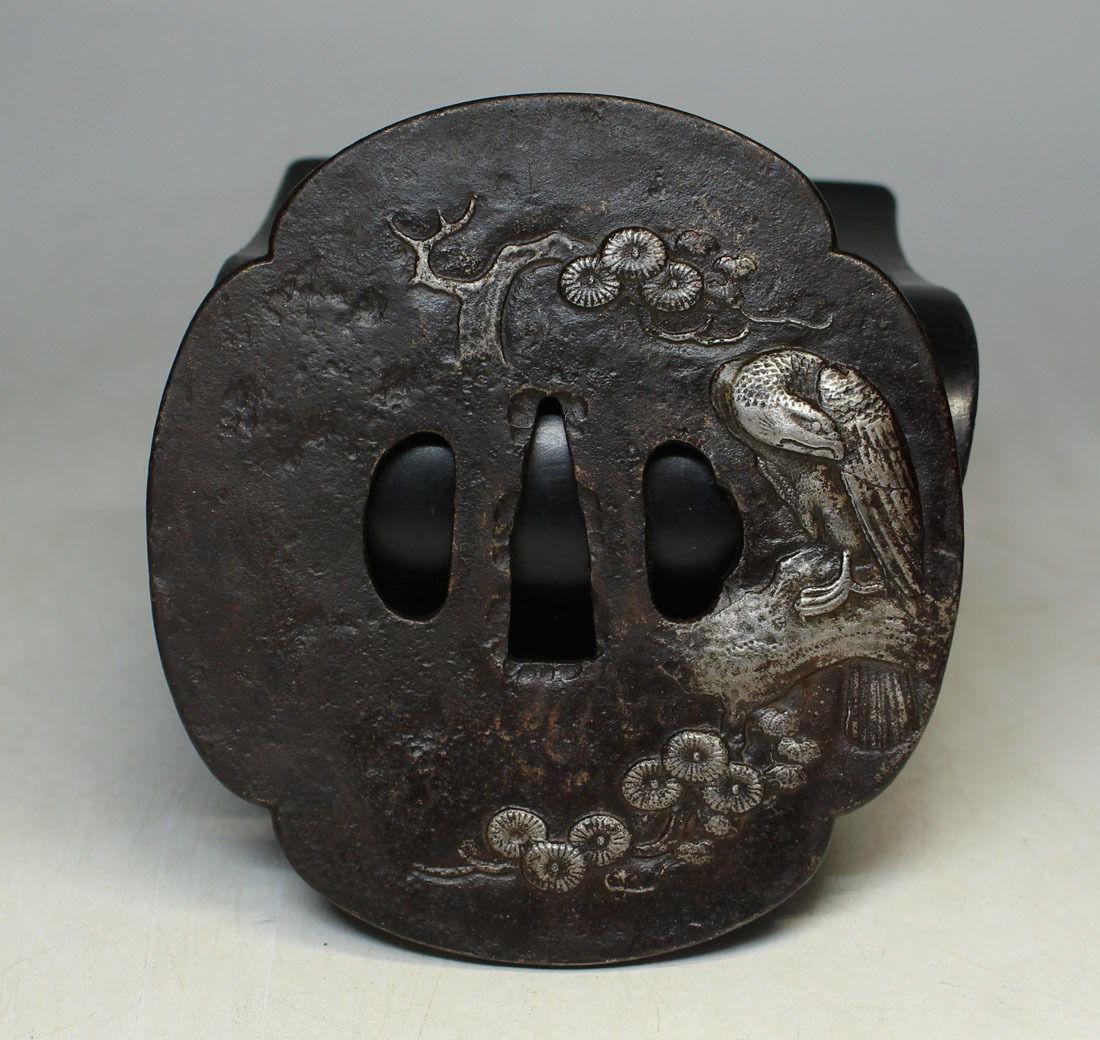 銘品　古作鳥図鉄地大鍔