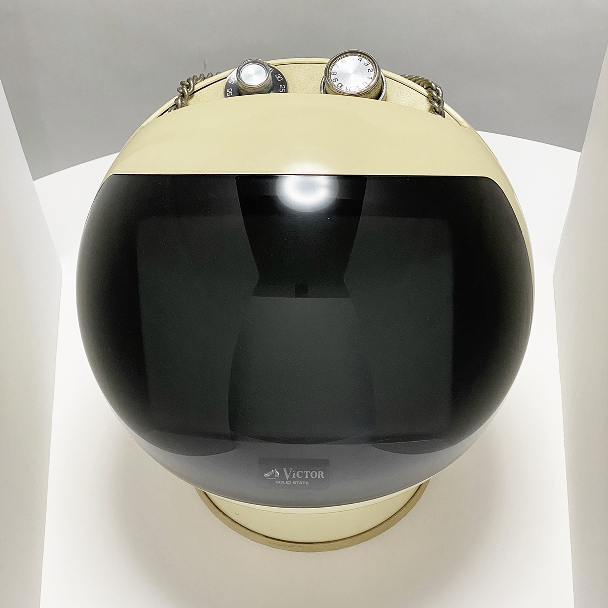 スペースエイジ Victor 9T-11フリフリQ ホワイト 球体 ビクター白黒