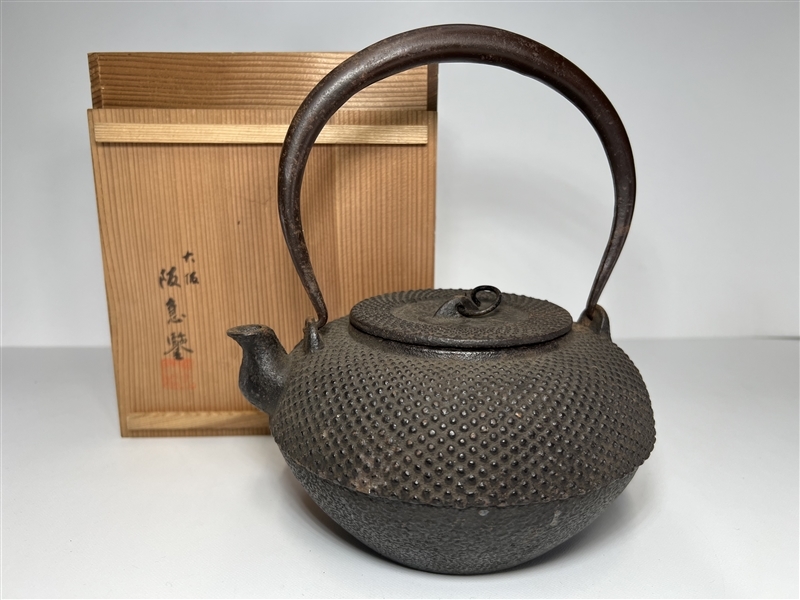 006 時代物 龍文堂造 鉄瓶 霰文 在銘 共箱 大阪 阪急謹製 容量1.2L 水漏れ無し 茶道具 煎茶道具 中国美術 古玩 
