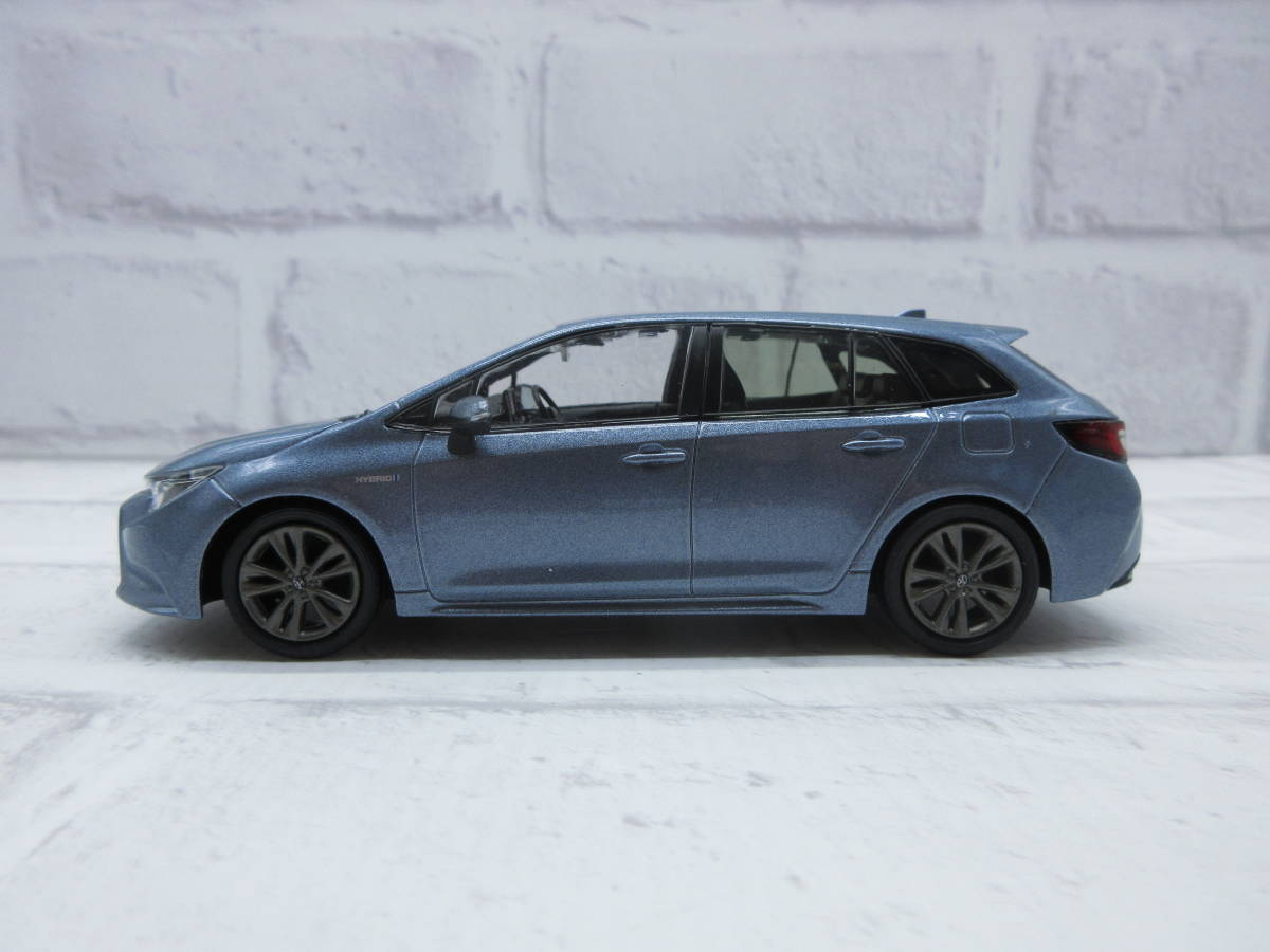ミニカー　1/30　トヨタ　カローラツーリング　セレスタイトグレーメタリック　ディーラー展示用　色見本　カラーサンプル　モデルカー