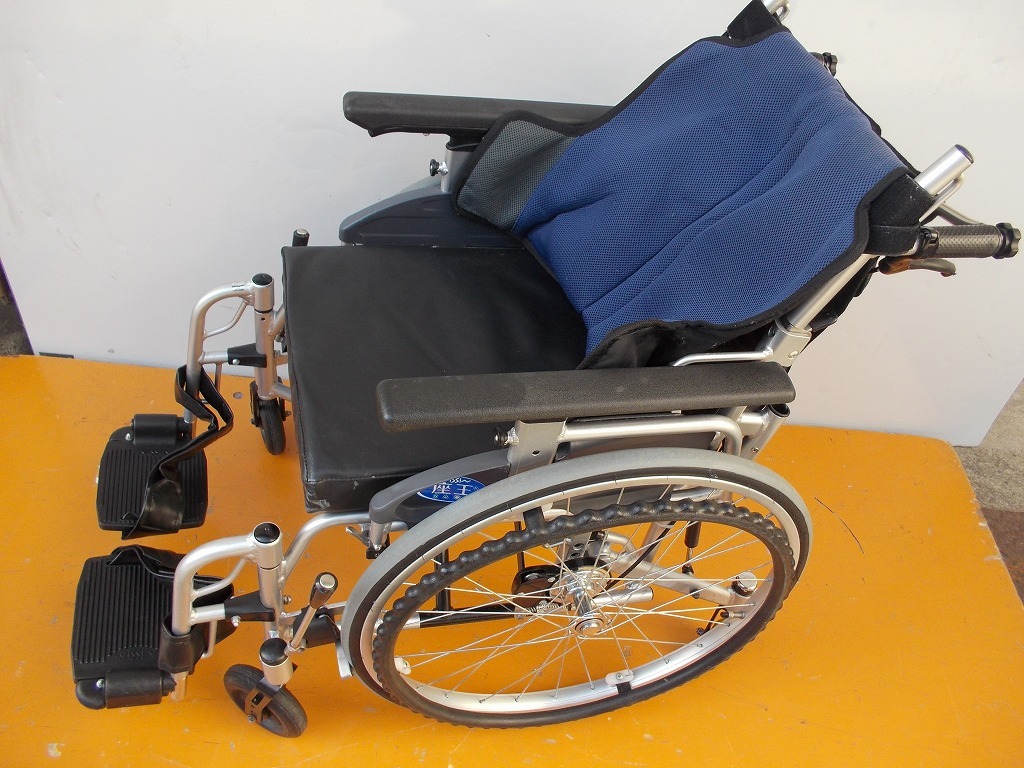 KS-23-0307-05 【日進医療器】自走用 室内用車椅子 座王 NA-506W 6輪車