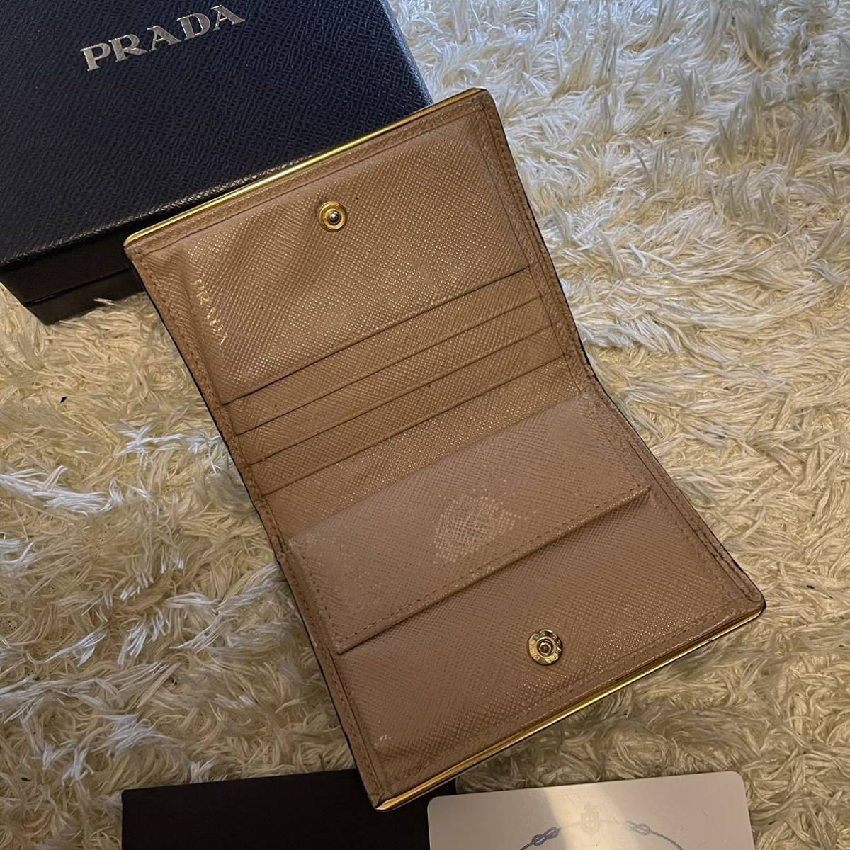 良品PRADA プラダ 折り財布 サフィアーノレザー ロゴ金具 ゴールド