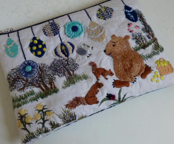 森のくまさん　ポーチ（Forest・・森の中へ・・・）＋くま＋りす＋とり＋ちょうちょ＋ハンドメイド＋手刺繍