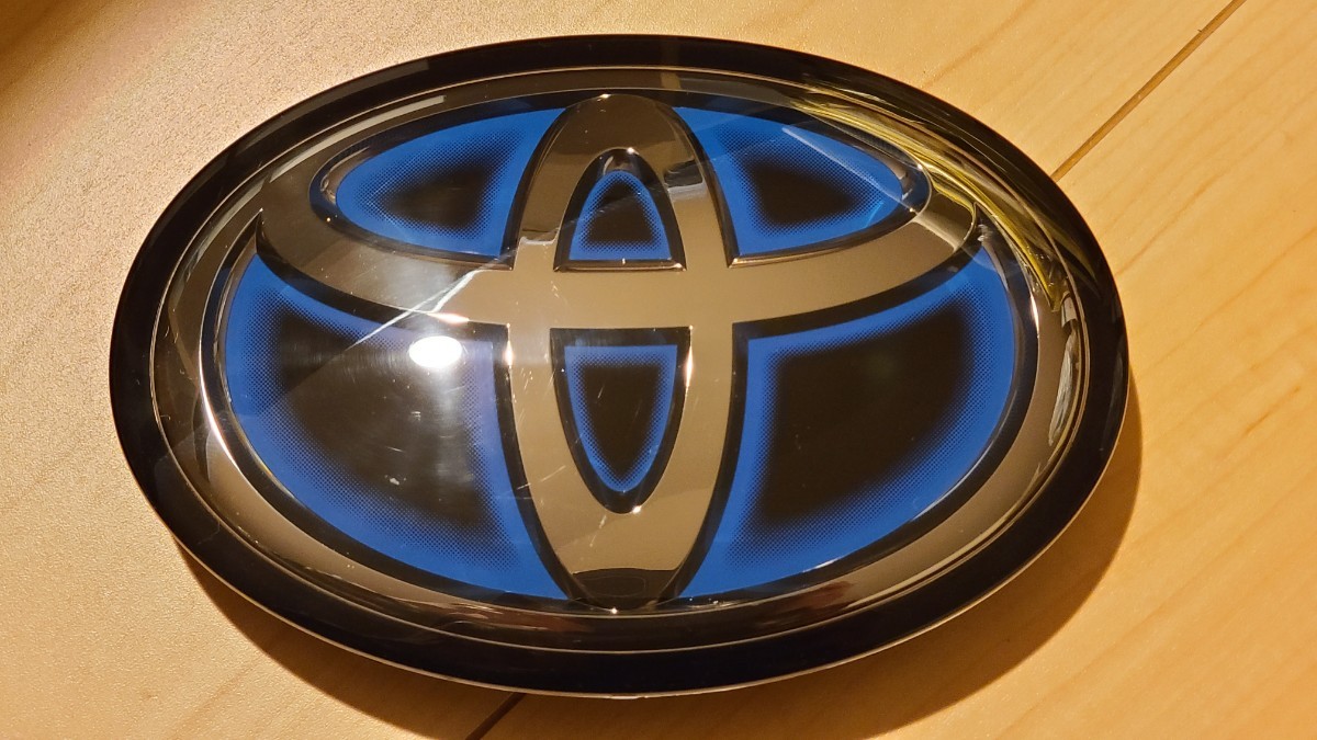 ★　トヨタ純正　50系プリウス　ZVW51　フロントエンブレム　53141-47030　プリクラッシュ　ミリ波レーダー　グリル　エンブレム　toyota★