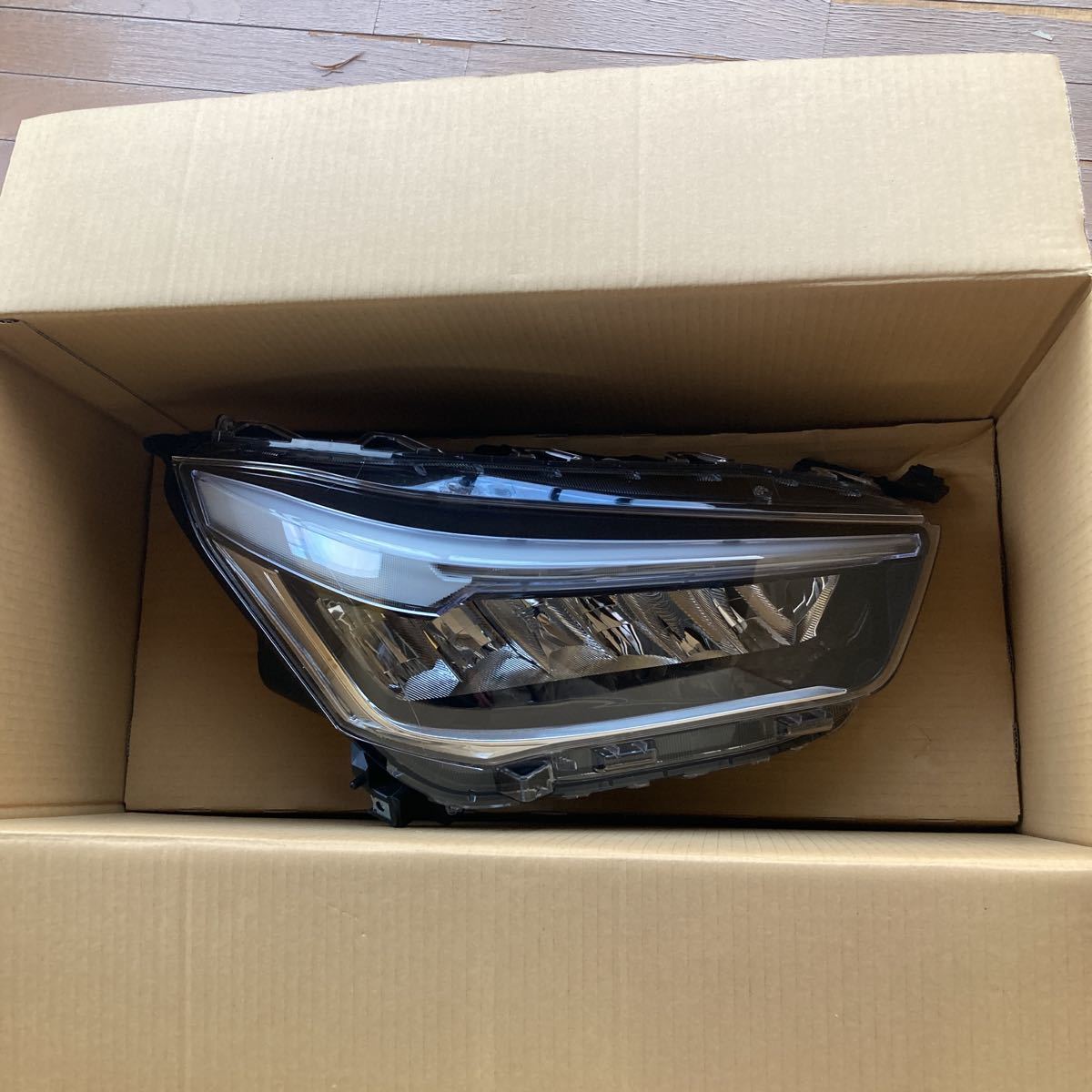 車 ライズ A201系右ヘッドランプユニット 品番：81110-B1710