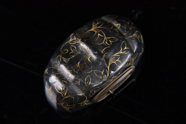 江戸期金工 刀装具 赤銅金象嵌地 縁頭 一作 唐草紋 肥後象嵌 金工細工 武具 縁頭 小道具[53190⑩r] 刀装具 金象嵌 金工金具付き