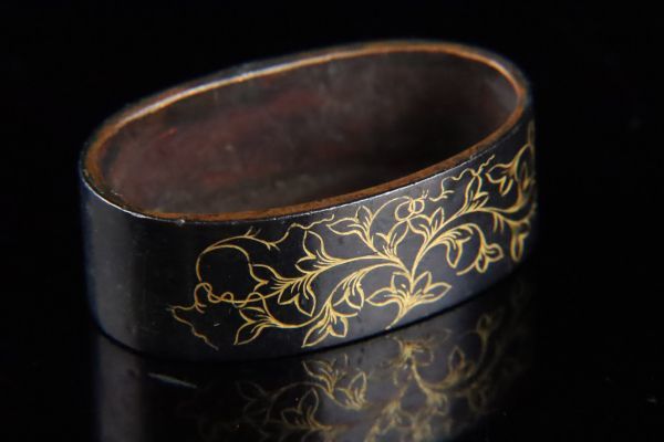 江戸期金工 刀装具 赤銅金象嵌地 縁頭 一作 唐草紋 肥後象嵌 金工細工 武具 縁頭 小道具[53190⑩r] 刀装具 金象嵌 金工金具付き