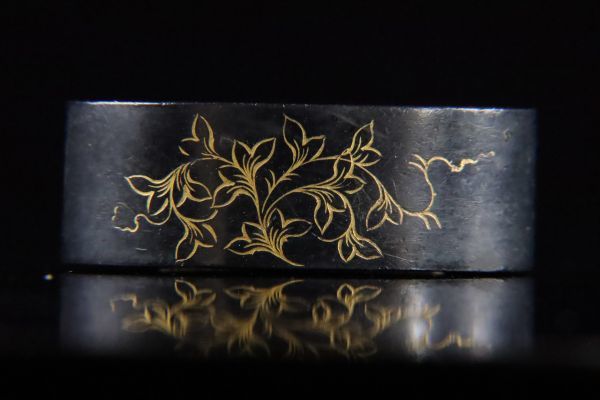 江戸期金工 刀装具 赤銅金象嵌地 縁頭 一作 唐草紋 肥後象嵌 金工細工 武具 縁頭 小道具[53190⑩r] 刀装具 金象嵌 金工金具付き