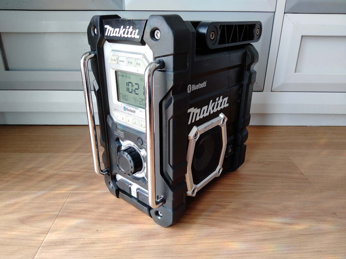 工具メーカーの充電式ラジオ MAKITA MR108 Bluetooth ブルートゥース