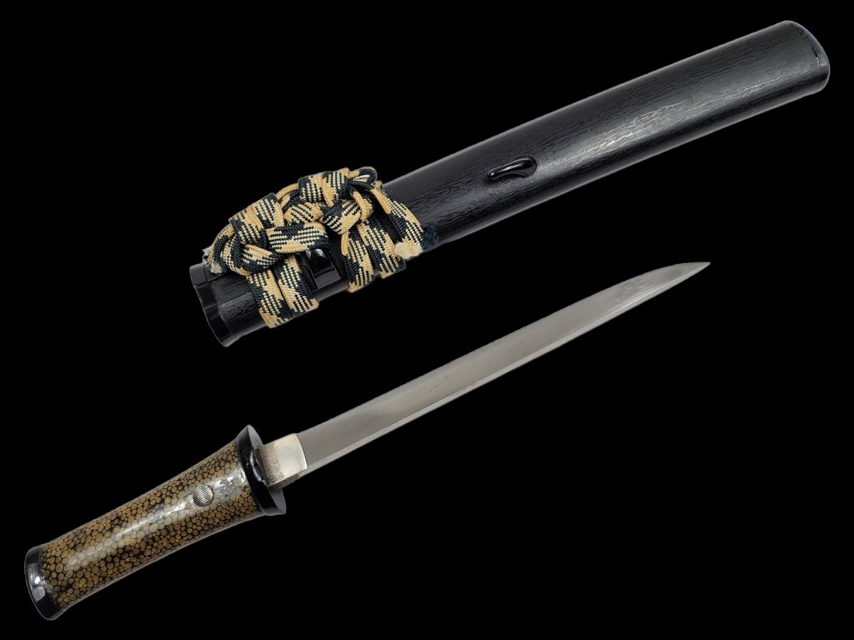 室町時代 短刀 鎧通し【大和國住則長】銘 鮫皮研出柄・変り塗鞘合口拵 小柄付 刀剣 日本刀 銀ハバキ 直刀 尻懸派