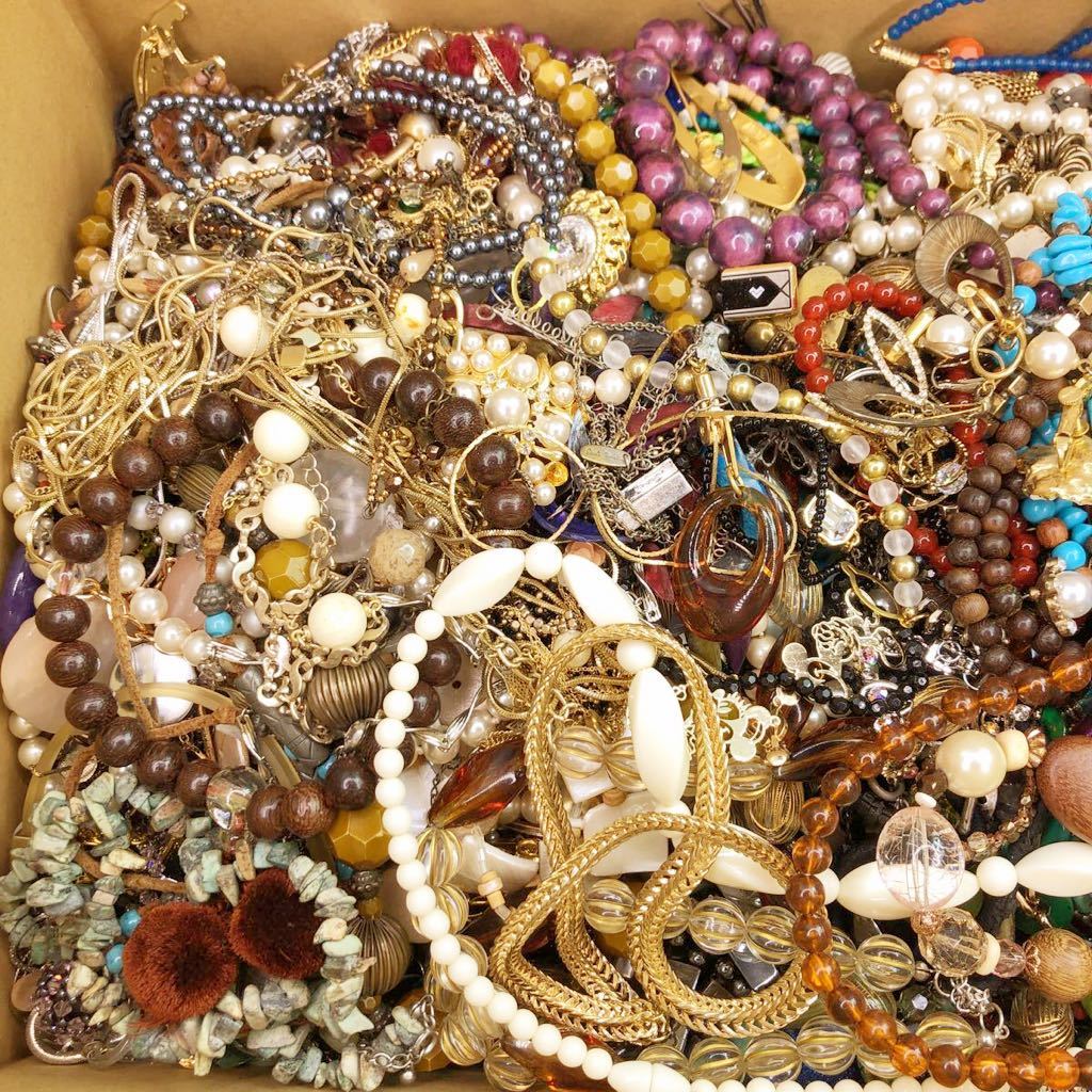 ジュエリーアクセサリー大量まとめ売り8.5kg 大量アクセサリーまとめ売り8.1Kg ネックレス、指輪、ブローチ、リング