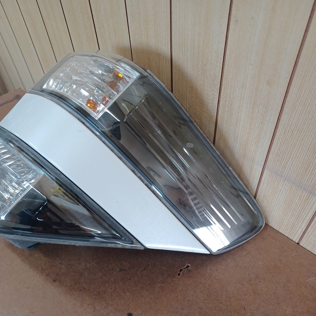 ANH20W　ヴェルファイア　テールランプ　右　外側　点灯確認済み　擦り傷有り