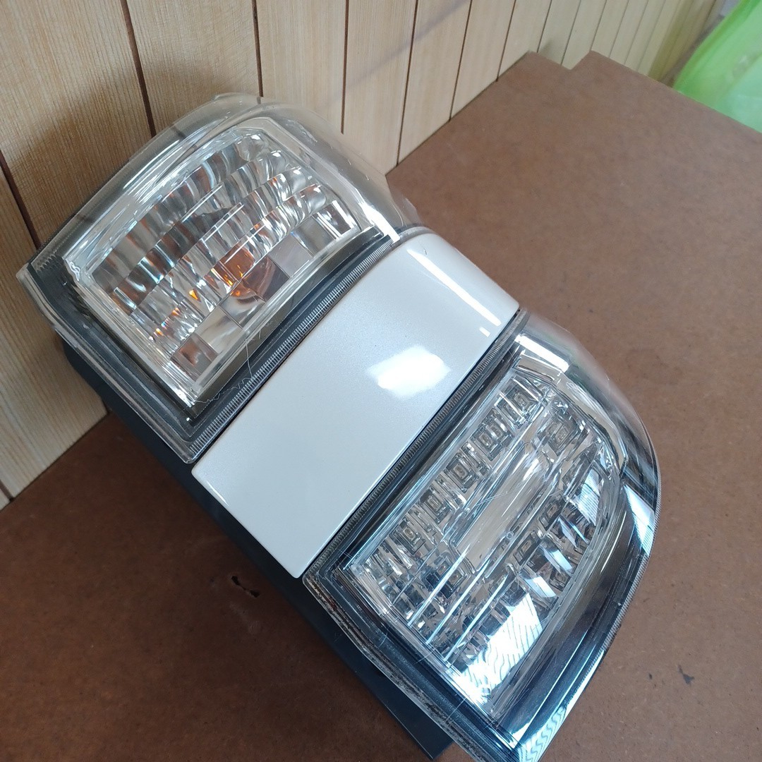 ANH20W　ヴェルファイア　テールランプ　右　外側　点灯確認済み　擦り傷有り