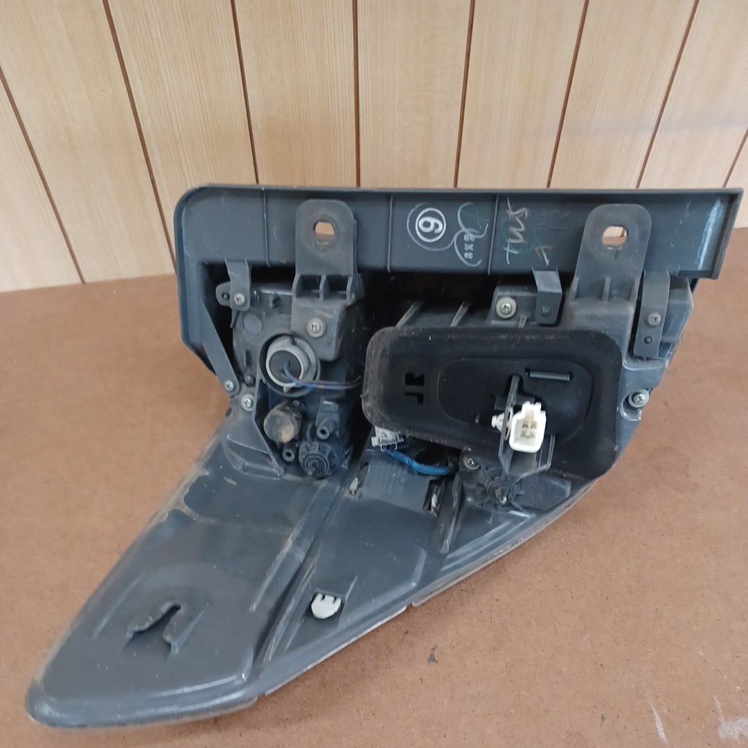 ANH20W　ヴェルファイア　テールランプ　右　外側　点灯確認済み　擦り傷有り