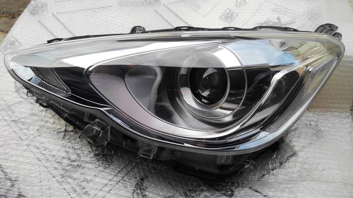 NHP10 アクア 中期 純正左LEDヘッドライト 美中古 おまけ付き。KOITO52