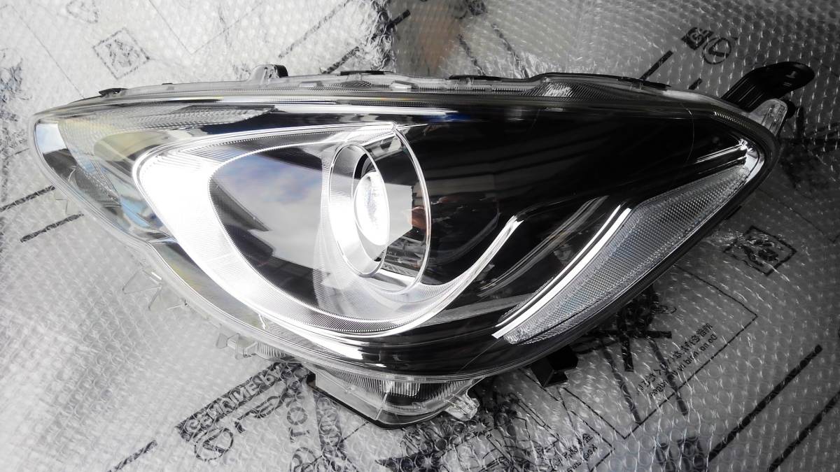 NHP10 アクア 中期 純正左LEDヘッドライト 美中古 おまけ付き。KOITO52