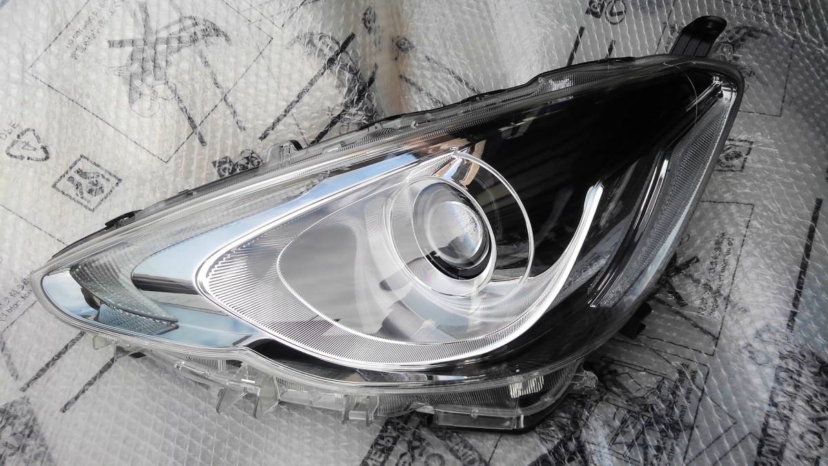 NHP10 アクア 中期 純正左LEDヘッドライト 美中古 おまけ付き。KOITO52