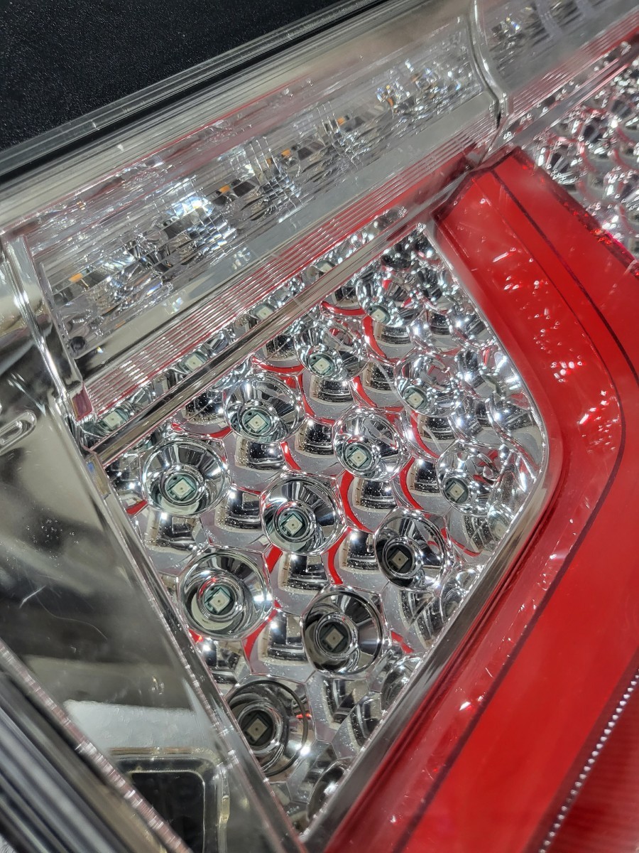 KOITO 小糸 3連 トラック LEDテールランプ左右セット、いすゞ新車外し