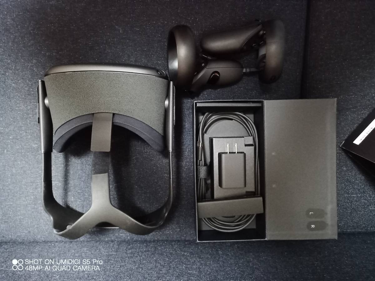 送料無料】中古品 Oculus quest 初代 64GB ケース、シリコンカバー付き 