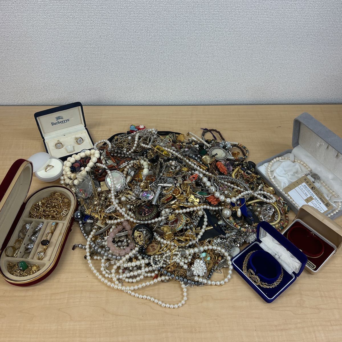 パ*ダ様 ©/各種アクセサリー詰合せ 約4kg分 大量 まとめ イミテーション ◇イミテーションまとめて 約7kg リング ネックレス 真珠 カフス