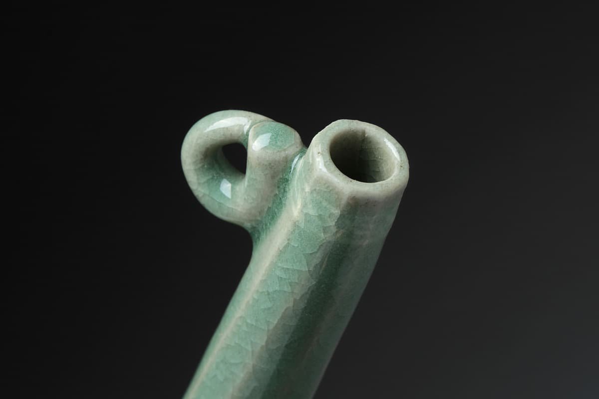 EK296 【韓国人間文化財 柳海剛 作】青磁白黒象嵌長頸瓶 高21.6cm 重