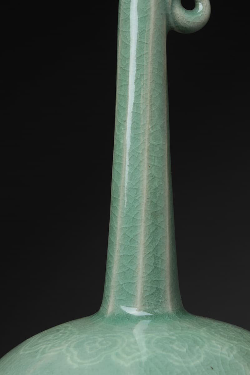 EK296 【韓国人間文化財 柳海剛 作】青磁白黒象嵌長頸瓶 高21.6cm 重