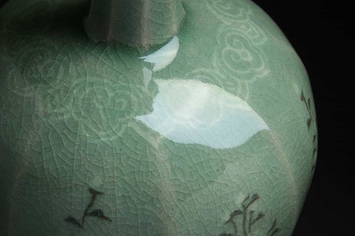 EK296 【韓国人間文化財 柳海剛 作】青磁白黒象嵌長頸瓶 高21.6cm 重