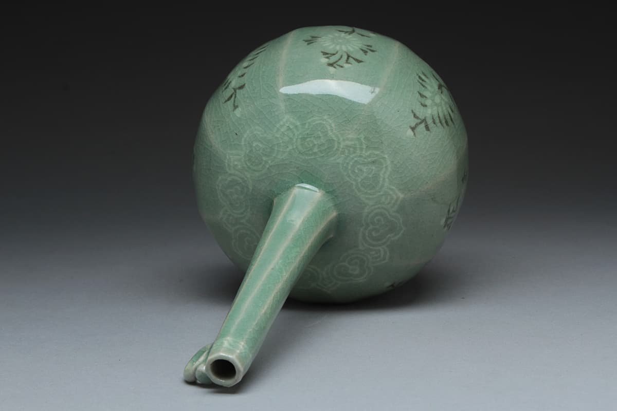 EK296 【韓国人間文化財 柳海剛 作】青磁白黒象嵌長頸瓶 高21.6cm 重