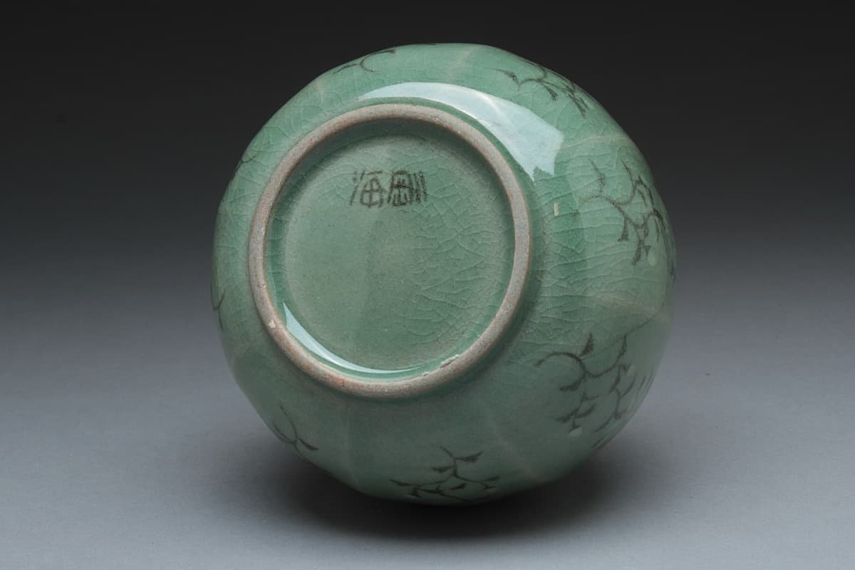EK296 【韓国人間文化財 柳海剛 作】青磁白黒象嵌長頸瓶 高21.6cm 重