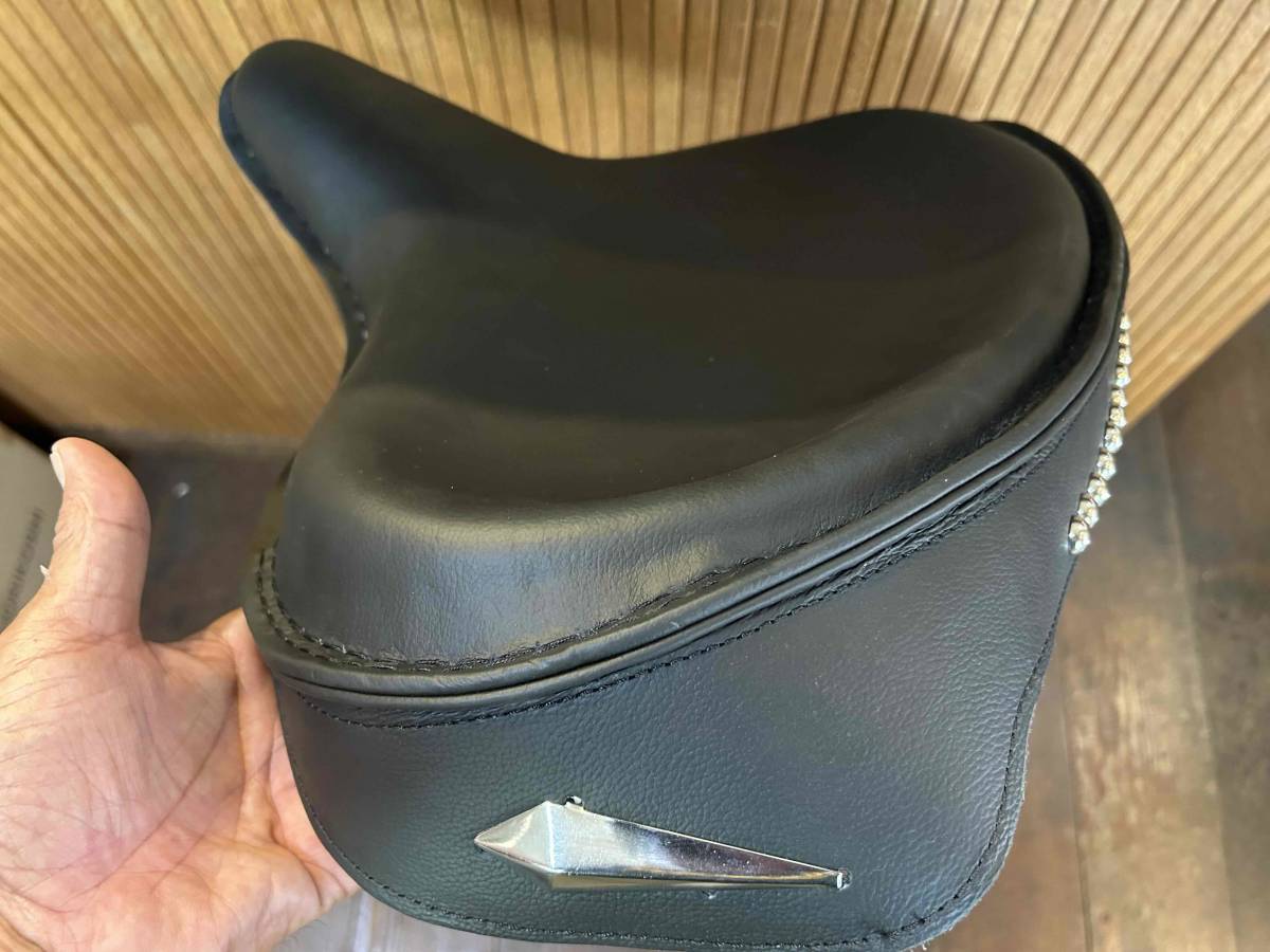 ハーレーレザーブラック新品☆ソロシート丸スタッヅ☆皮サドルFLH 