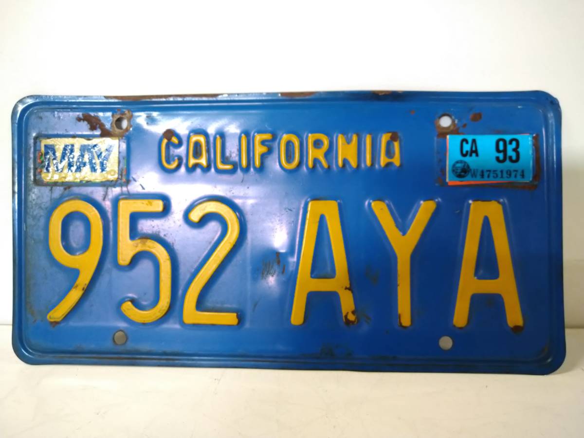 小/アメリカ/ナンバープレート/カリフォルニア州/952 AYA/青/黄色文字/雑貨/アンティーク/レトロ/飾り/インテリア/小浅5-109見