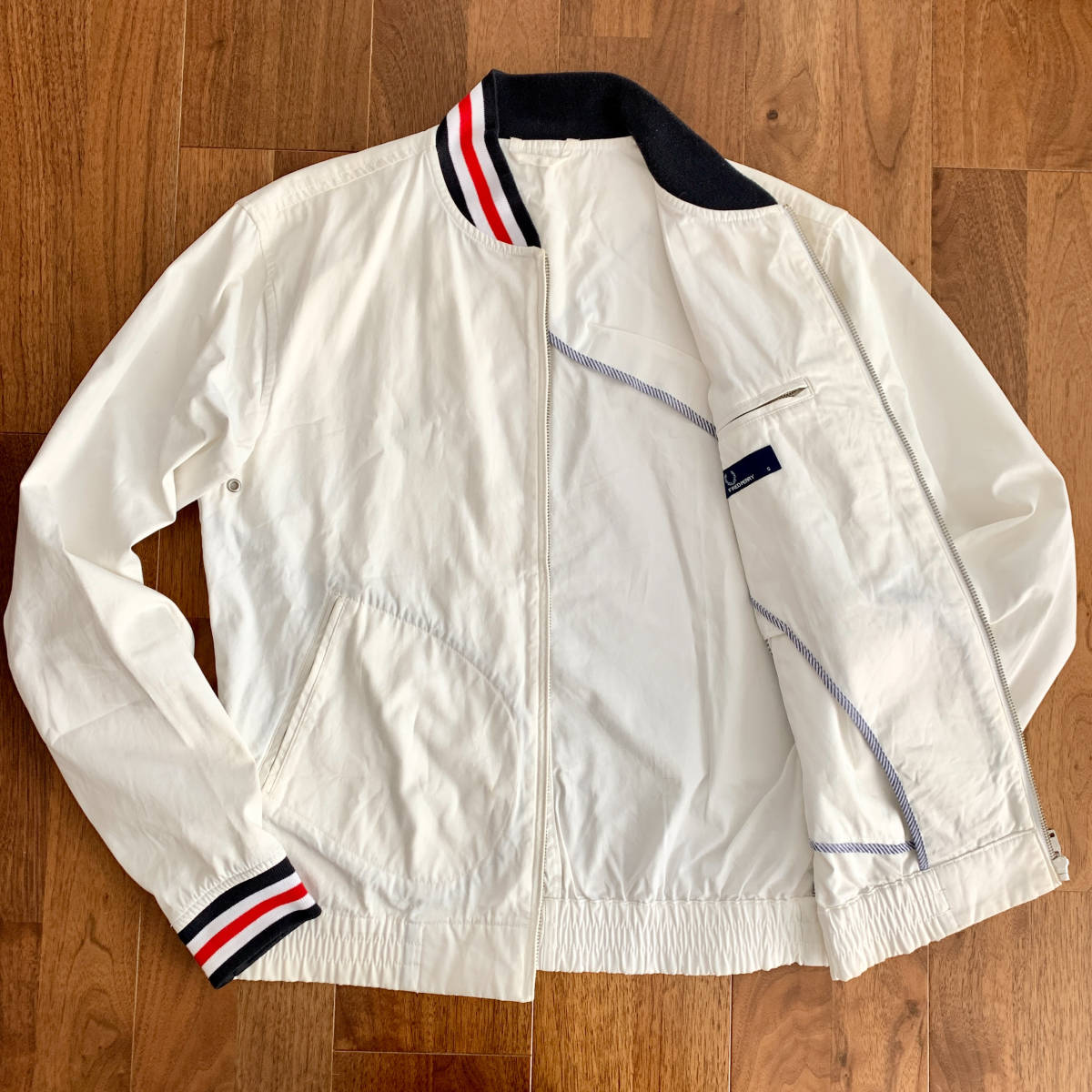 新作登場 D23 美品『フレッドペリー FRED PERRY』Mぐらい S表記 ライン 