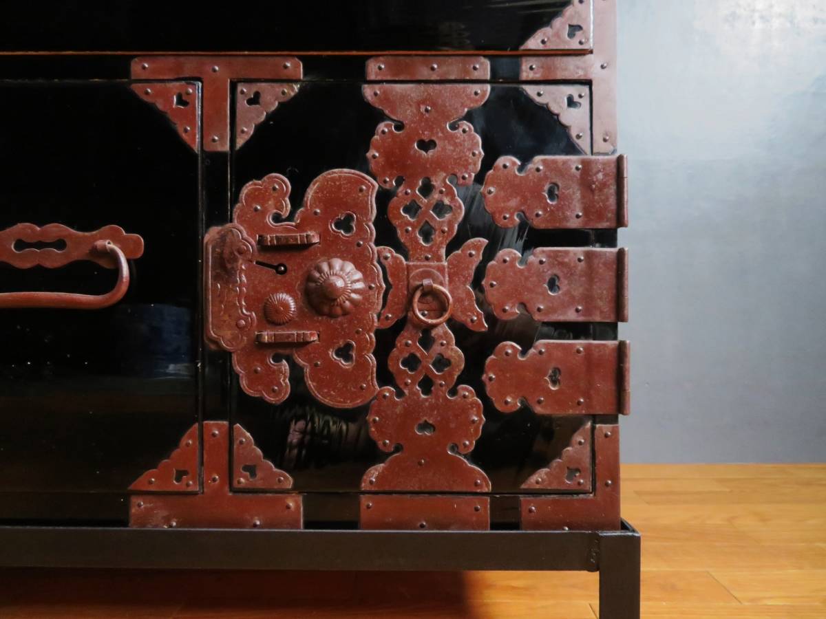 時代箪笥 庄内箪笥 黒漆 艶あり 鬼鎹兜金具 鍵付 時代箪笥